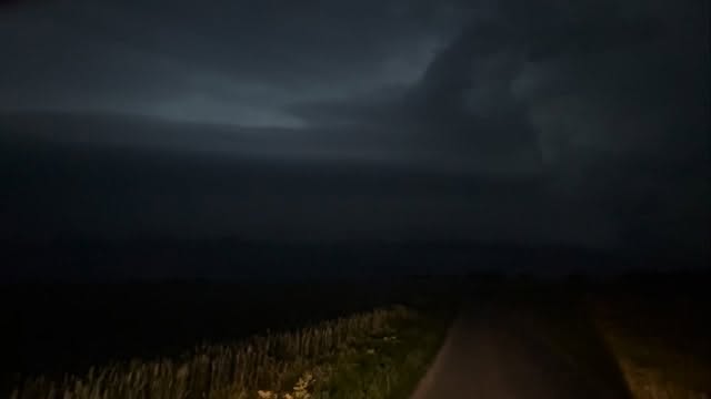 Bowecho near Amiens 13 juni 2025 

#onweer #france #severeweather #bowecho