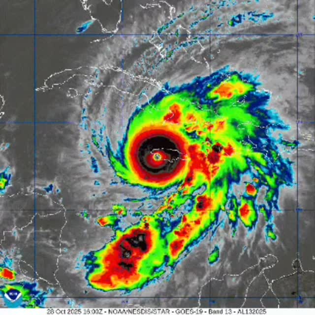 Extra uitleg over orkaan Melissa

Orkaan Melissa ziet er zo uit vanaf de satelliet gezien, Inmiddels afgezwakt tot categorie 4.
Bij het aan land komen zie je in het midden het "oog" van de orkaan duidelijk, naarmate de orkaan het land op trekt valt het oog weg (dit zie je ook terug in de afbeelding). 
Het kan voorkomen dat de orkaan zich opnieuw gaat organiseren zodra het weer boven de Atlantische oceaan komt (hier zit de voeding) en er weer een "oog" ontstaat. 
​De maximale winden van een tropische cycloon bevinden zich in de oogwand. Wanneer een dubbele oogwand (oogwandvervanging) optreedt, leidt de vorming van de buitenste wand tot een verzwakking van de binnenste, waardoor de storm tijdelijk afzwakt. Pas nadat de buitenste oogwand de primaire structuur heeft vervangen, kan de cycloon weer in kracht winnen.

Category 4 Hurricane Melissa was last reported near Salt Marsh, Trelawny Parish, Jamaica with NNE wind speeds of 145mph. https://storms.pw