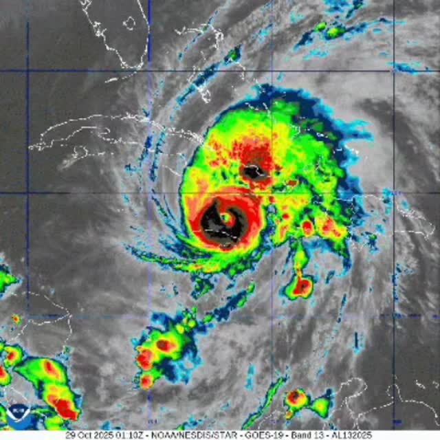 Momenteel trekt orkaan Melissa verder richting Cuba, helaas is de orkaan geïntensiveerd tot een categorie 4 orkaan boven zee. 
Nu de orkaan aan land gaat komen, zal het in kracht afnemen naar een categorie 3 orkaan. 
Wederom zal de kracht van deze orkaan niet moeten onderschatten. De wind is inmiddels afgezwakt naar een 200 km per uur, helaas zal er nog steeds veel schade ontstaan en veel slachtoffers vallen.

Category 3 Hurricane Melissa was last reported at 19,70, -76,40 with NE wind speeds of 125mph. https://storms.pw