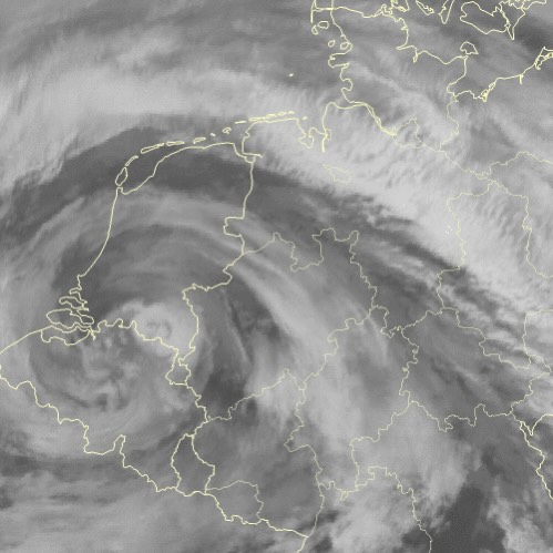 Storm Gorreti zorgt voor koudere temperaturen en sneeuwval.

Storm Gorreti is vanochtend aangekomen in België. De kern ligt momenteel (12:30) nabij Eindhoven met een luchtdruk van 980 hPa. Aan de zuidoostflank van dit systeem waait het hard. Met windkracht 6 en windstoten tot 80 km/u kan het tot schade komen in Brabant en Limburg. Naast de wind valt er ook regen. In het noorden, in de provincies Drenthe, Groningen en Friesland, ligt al een sneeuwdek van 5 tot lokaal 10 cm. Daar sneeuwt het ook nog steeds rustig door, met af en toe droge periodes.

Richting het einde van de middag zuigt dit systeem koudere lucht vanuit Oost-Europa aan via Noord-Duitsland, waar ook een sneeuwdek ligt. Boven dit sneeuwdek kan het vanavond in het noordoosten al snel richting de -10 graden gaan, met een gevoelstemperatuur van -15 door de combinatie van harde wind en koude lucht. In het gehele land ligt de minimumtemperatuur zaterdagochtend rond de -5 graden. De maximumtemperatuur op zaterdag zou rond de -2 graden in het westen liggen en tot -5 graden in de rest van het land.

Dan komt pas de echte kou. Op zaterdag trekt het lagedrukgebied weg richting Zuid-Duitsland, richting de Alpen. Hierdoor komt er een strakke noordoostenwind te staan met aanvoer van zeer koude (boven)lucht. In de nacht van zaterdag op zondag kan het op veel plekken wel -15 graden worden! De gevoelstemperatuur kan daarbij zakken tot tussen de -15 en -20 graden. Zeer strenge vorst dus. Dit kan tot veel schaatsplezier leiden, mits de wind zich wat koest houdt!